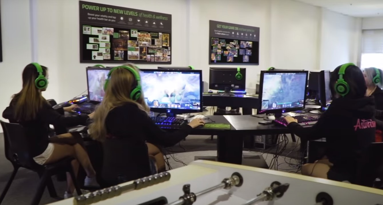 Exploring Women's Involvement in Esports: Historical Trajectory and Obstacles