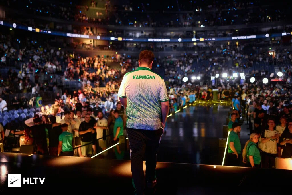 Falcons — чемпіони CS2 та Dota 2. На зображенні можна показати команду з трофеями IEM Cologne Major 2026 та The International 2025. Атмосфера тріумфу: сцена з яскравим освітленням, фанати на фоні, логотипи CS2 та Dota 2, що підкреслюють подвійне досягнення клубу.