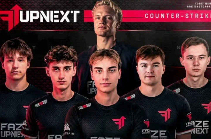 На фоні яскравої сцени з логотипом FaZe Clan зображено новий академічний склад FaZe Up Next. Молоді гравці стоять разом у командній позі, серед них українець rec1se з AWP у руках. Атмосфера драйву та енергії підкреслюється прожекторами, червоно‑чорними кольорами FaZe та відчуттям старту нової ери для клубу.