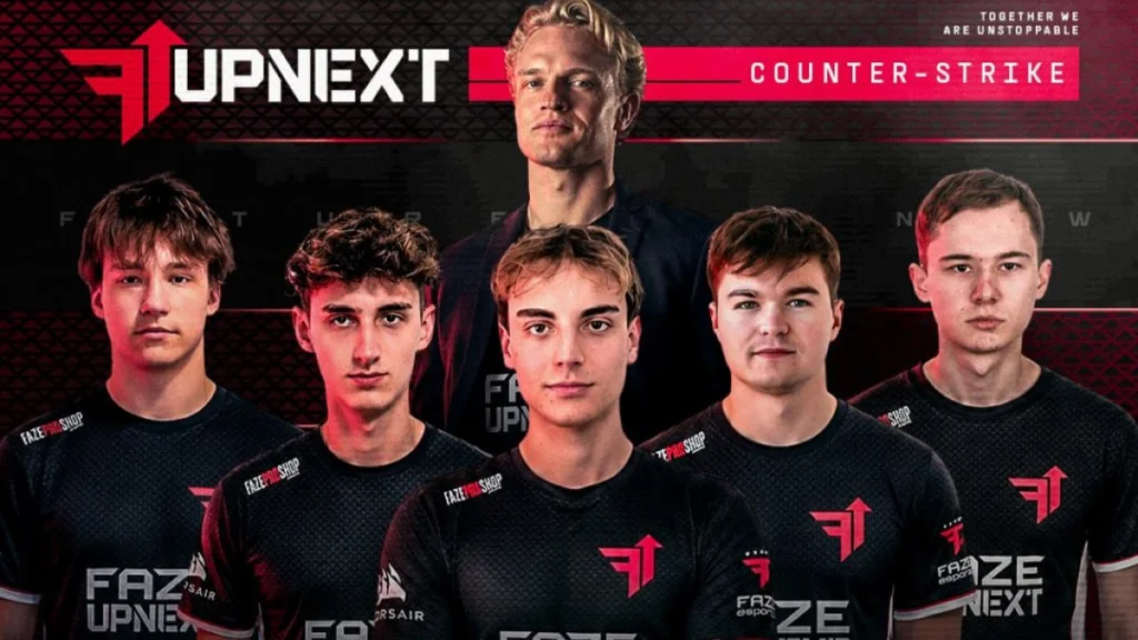 На фоні яскравої сцени з логотипом FaZe Clan зображено новий академічний склад FaZe Up Next. Молоді гравці стоять разом у командній позі, серед них українець rec1se з AWP у руках. Атмосфера драйву та енергії підкреслюється прожекторами, червоно‑чорними кольорами FaZe та відчуттям старту нової ери для клубу.