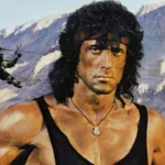 Fortnite — витік про скин Рембо. На зображенні показано культового героя з луком, ножем та гелікоптером, що символізують його косметичні предмети у грі.