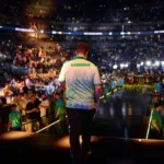 Falcons — чемпіони CS2 та Dota 2. На зображенні можна показати команду з трофеями IEM Cologne Major 2026 та The International 2025. Атмосфера тріумфу: сцена з яскравим освітленням, фанати на фоні, логотипи CS2 та Dota 2, що підкреслюють подвійне досягнення клубу.