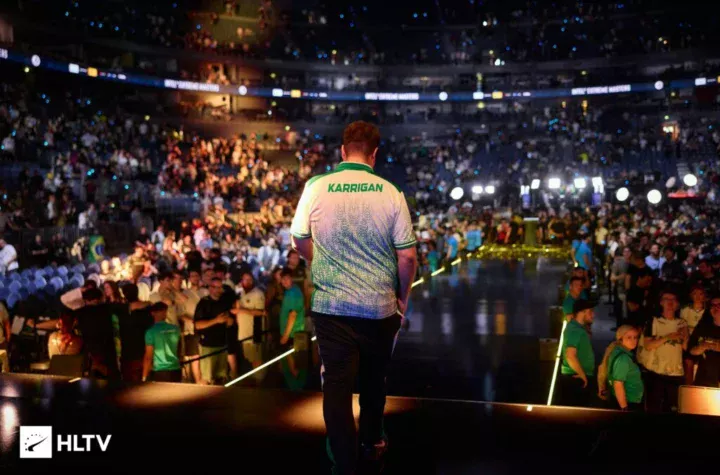 Falcons — чемпіони CS2 та Dota 2. На зображенні можна показати команду з трофеями IEM Cologne Major 2026 та The International 2025. Атмосфера тріумфу: сцена з яскравим освітленням, фанати на фоні, логотипи CS2 та Dota 2, що підкреслюють подвійне досягнення клубу.