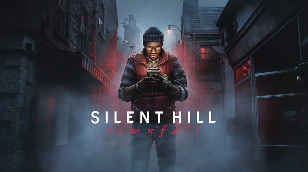 Головний герой горору Silent Hill: Townfall розглядає кишеньковий телевізор на фоні туманної вулиці — майбутній реліз на PS5