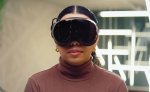 Користувач у VR-гарнітурі Steam Frame Показати більше рядків