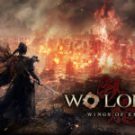 Wo Long 2: Wings of Ember – воїн із мечем спостерігає за охопленим полум’ям містом на тлі масштабної битви та вибухів.