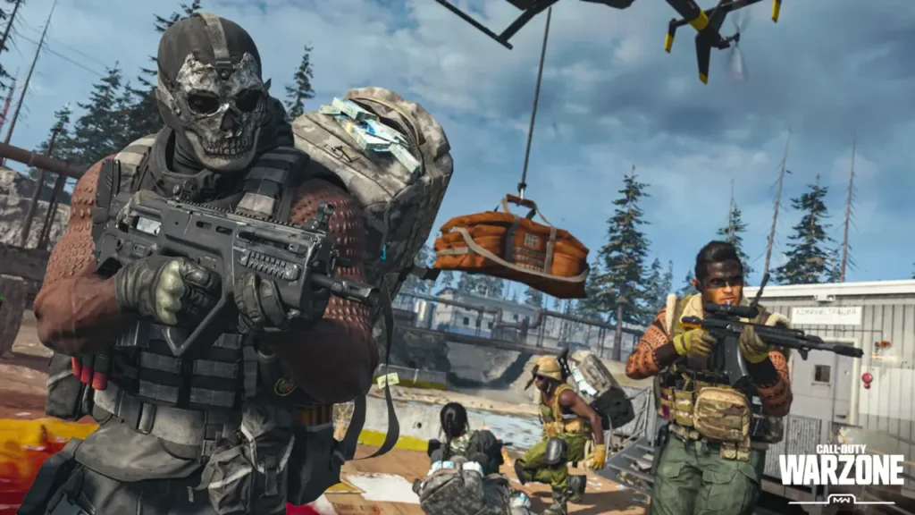 Загін оперативників зі зброєю біля вантажного гелікоптера в Call of Duty: Warzone