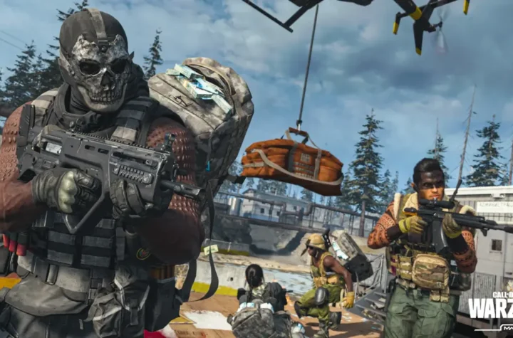 Загін оперативників зі зброєю біля вантажного гелікоптера в Call of Duty: Warzone
