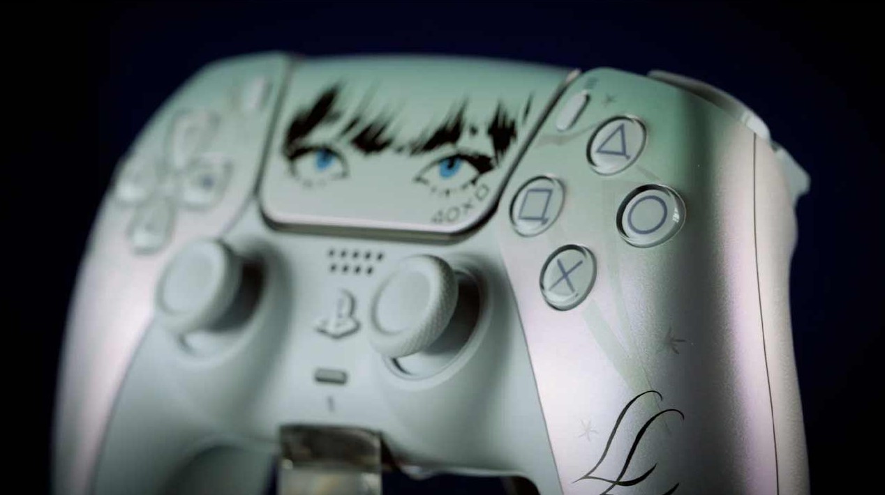 Крупний план DualSense Lisa Limited Edition з малюнком очей на сенсорній панелі
