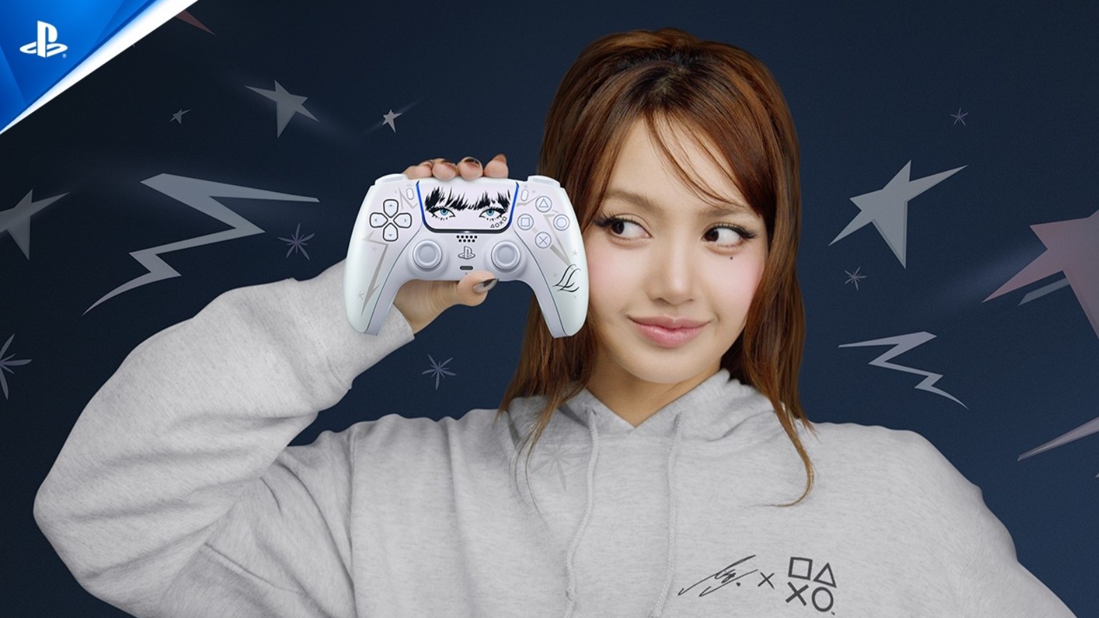 Людина демонструє контролер DualSense Lisa Limited Edition для PS5