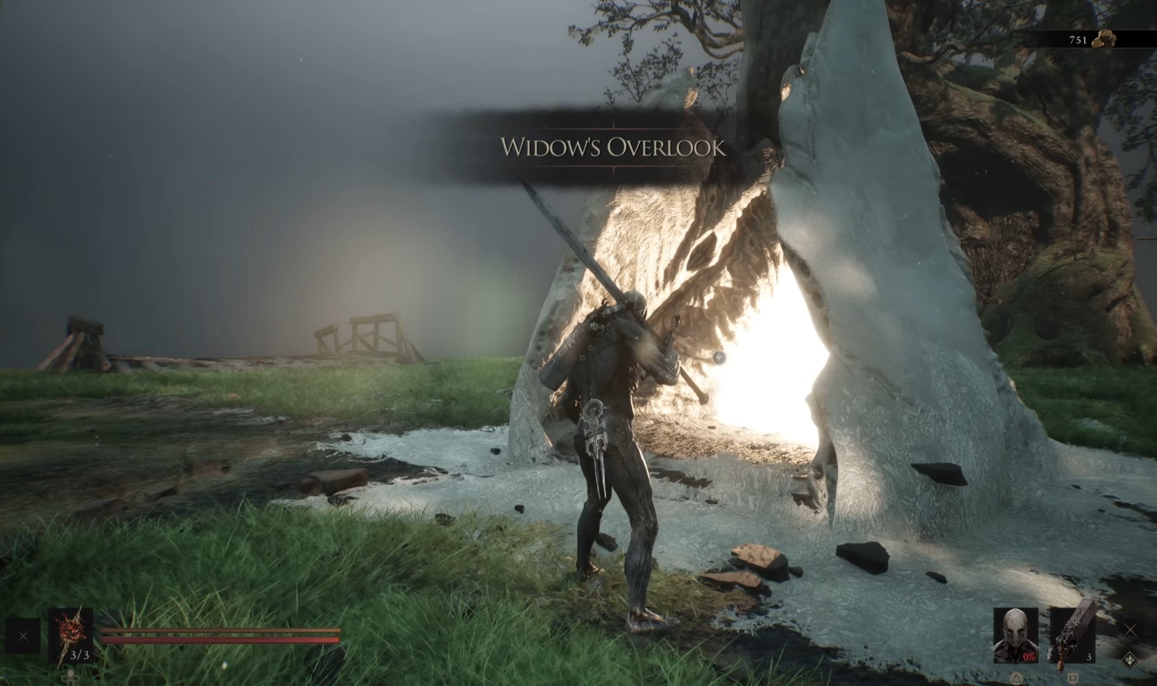 Персонаж стоїть біля світлого маяка на трав'янистій локації Widow's Overlook у Mortal Shell 2
